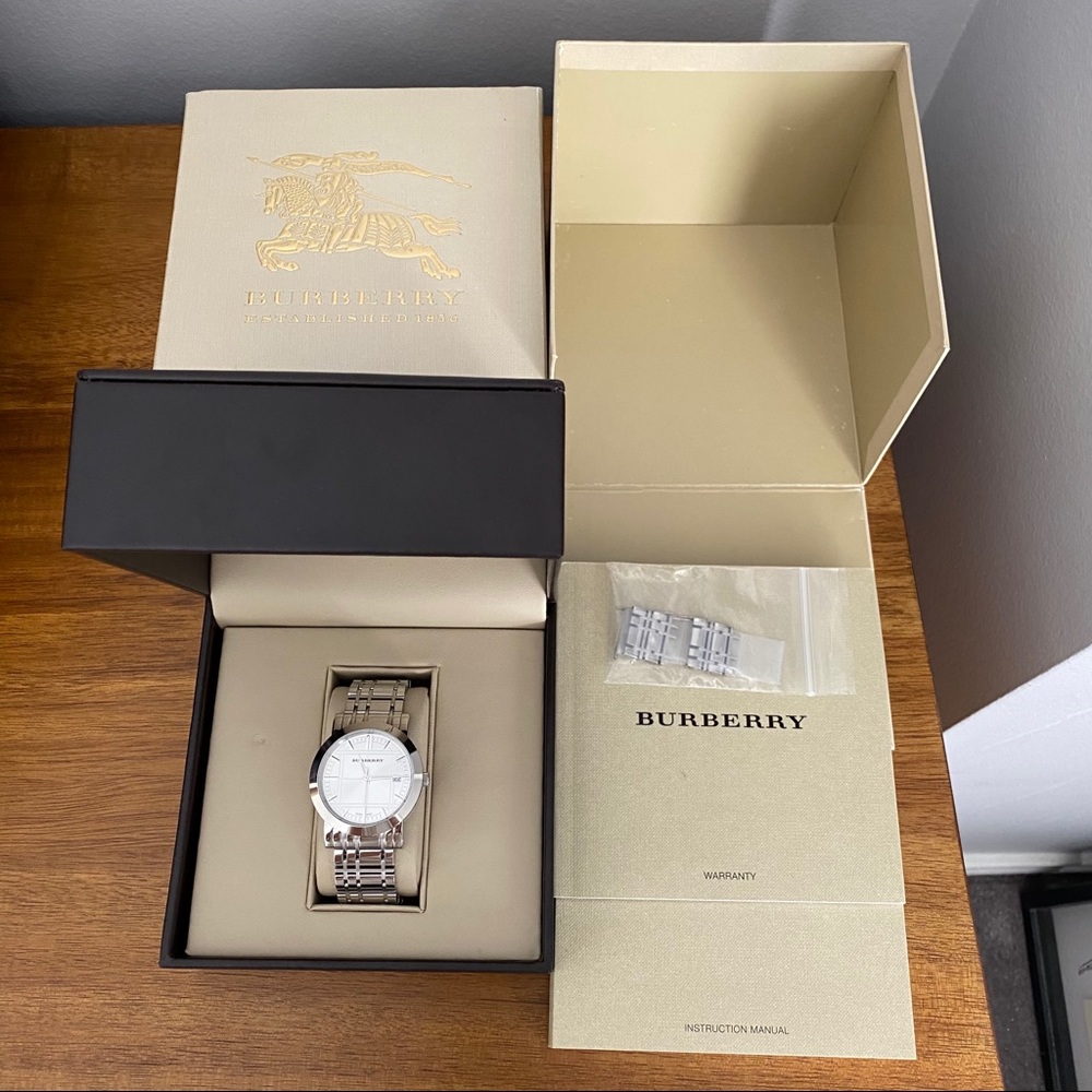 Authentic unisex Burberry 38mm heritage watch
